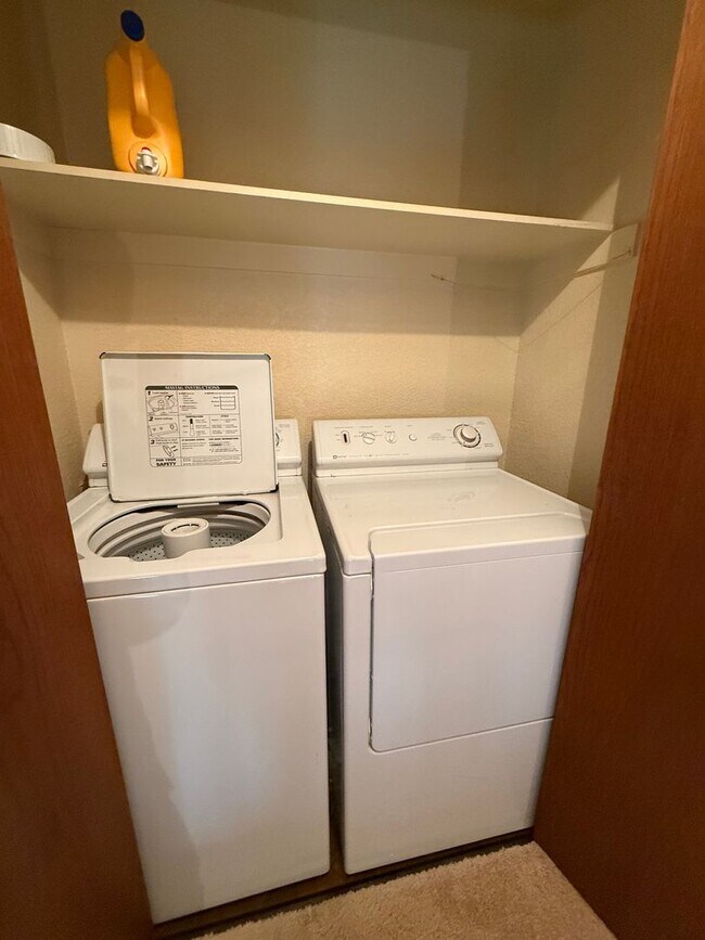 Building Photo - Beautiful expansive home for lease