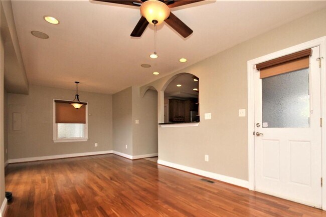 Building Photo - Updated Downtown Frederick Property in prime location available mid August!