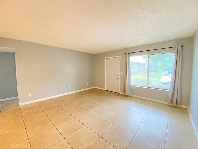 Building Photo - Move in Ready! 3/2 Condo in Altamonte Spri...
