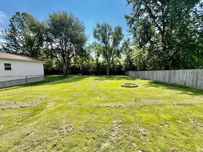Building Photo - Spacious 3 Bedroom 2 Bathroom Home - Large Backyard!