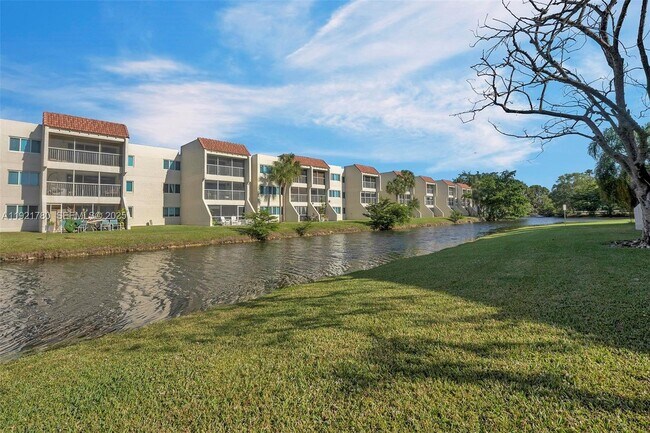 Building Photo - 230 Lakeview Dr