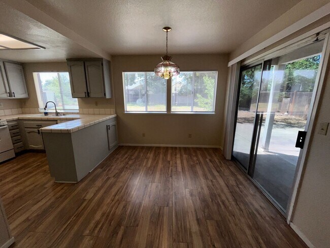 Building Photo - Two Story, 4BR/2.5BA, Very Large Backyard ...