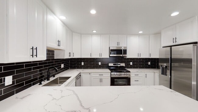Building Photo - 4BD/2BA, Quick Walk to Campus!