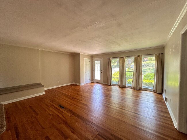 Building Photo - 3221 Foxhall Rd
