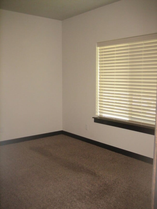 Building Photo - CDA Home w/ 22X45 RV Garage/Shop!