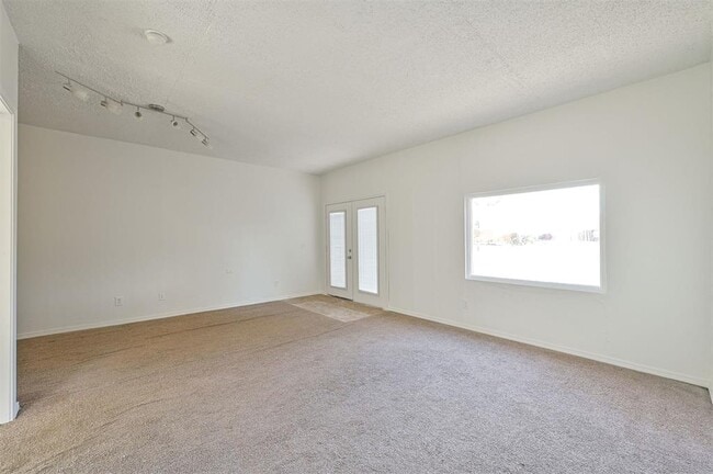 Building Photo - 421 Meadow Lake Dr