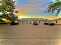 Building Photo - 2912 SE Santa Barbara Pl