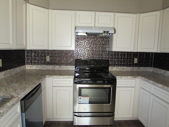 Building Photo - 3 Bedroom House Close to FLW -  New LVP Fl...