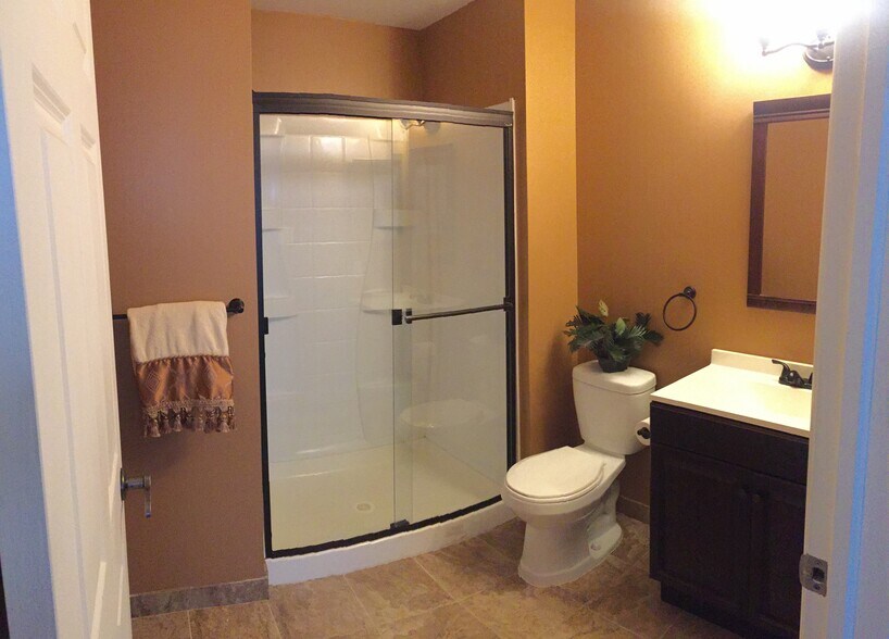 Master Bathroom - 4705A Dunbarton Rd