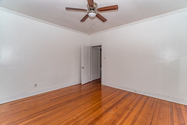 Building Photo - 2-BEDROOM COTTAGE IN TOBIN HILL