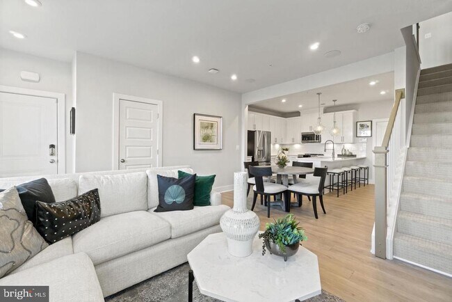 Building Photo - 43805 Middleway Ter