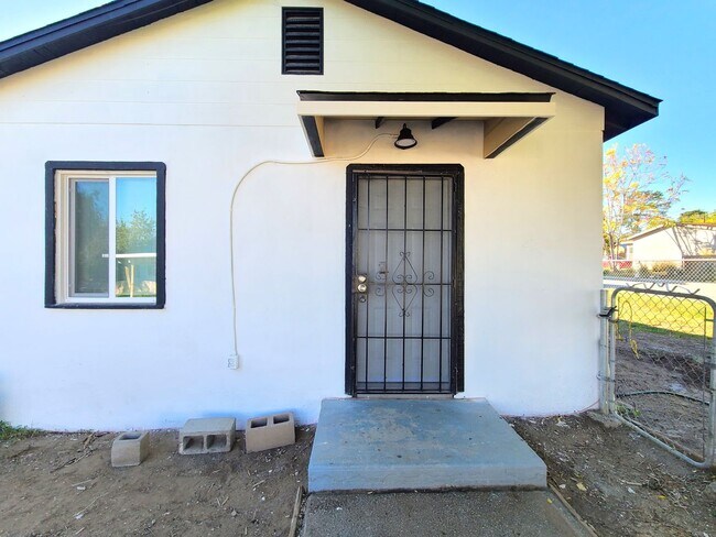 Building Photo - 908 W Hays St