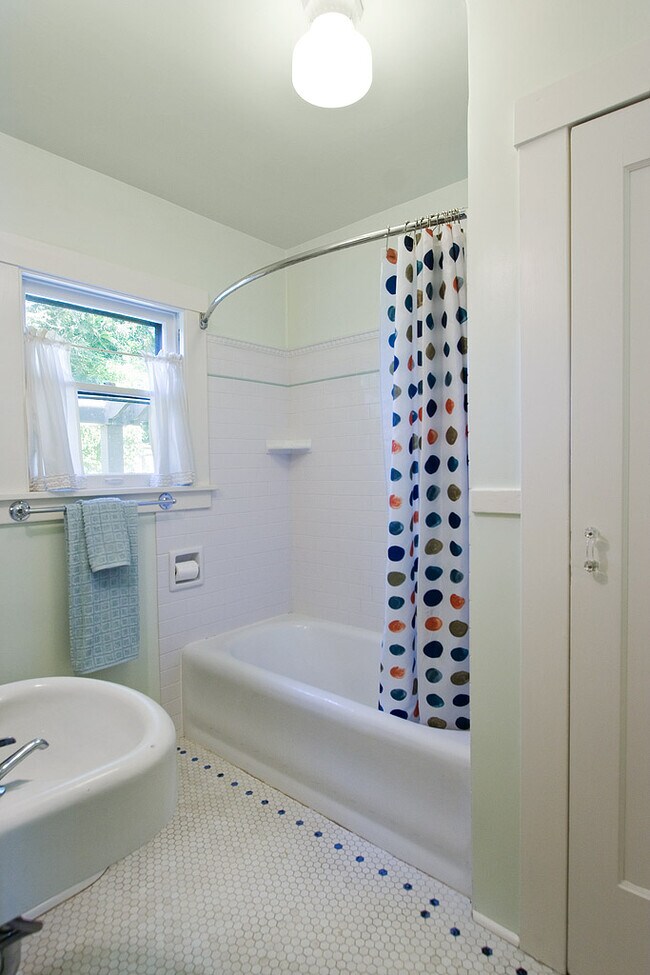 Building Photo - 306 NE 44th ST