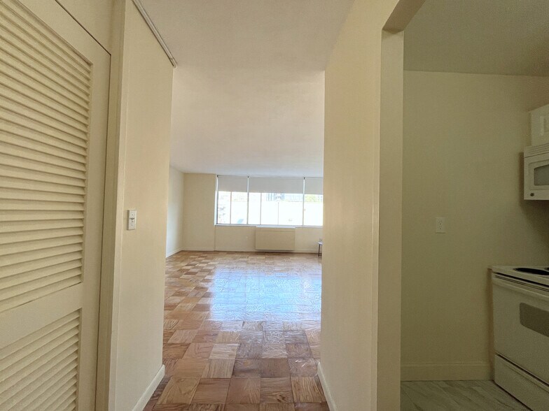 Building Photo - 75 Monmouth St