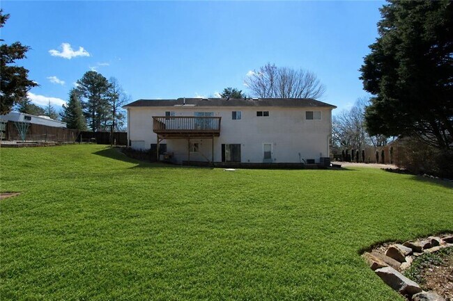 Building Photo - 1825 Skyline Dr