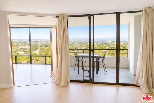 Building Photo - 4337 Marina City Dr