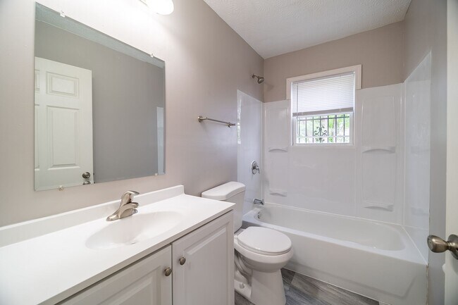 Building Photo - 2204 Howey Rd