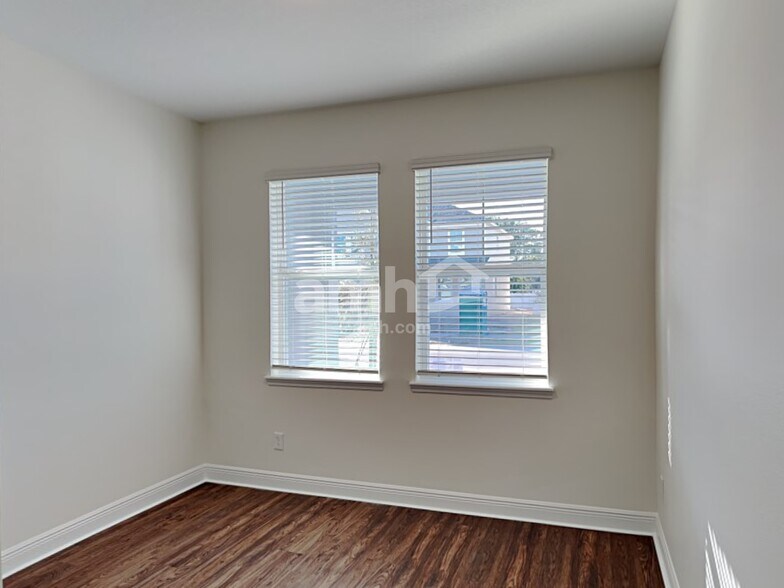 Building Photo - 1118 Sky Lks Dr