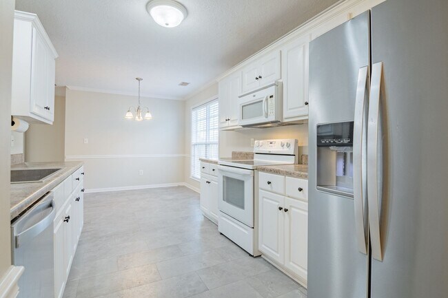 Building Photo - Updated 3 Bedroom Ranch