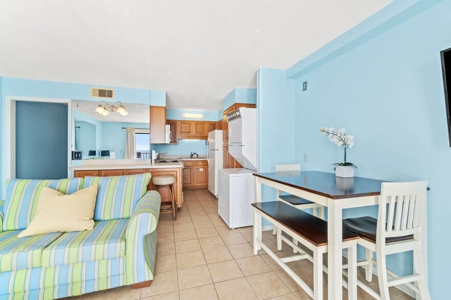 Building Photo - 8743 Thomas Dr