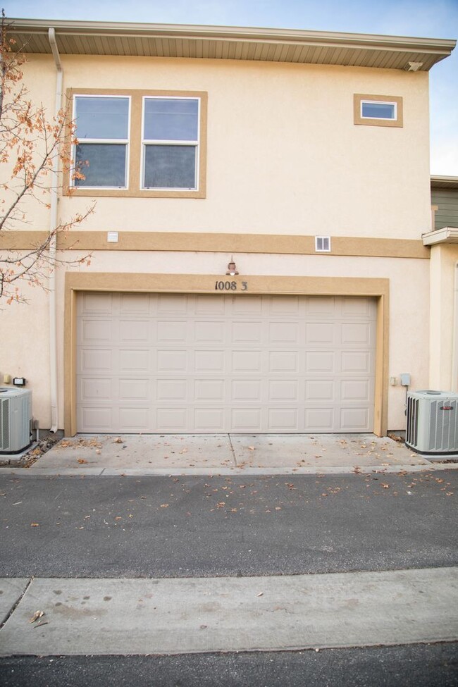 Building Photo - Farmington Crossing - 2 Bedroom Townhome