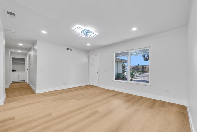 Building Photo - 1052 W Quince St