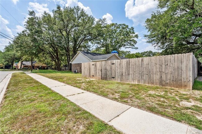 Building Photo - 1850 Summer Pl Dr W
