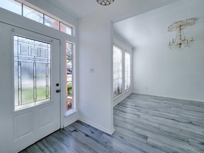 Building Photo - 17614 Glenmark Dr