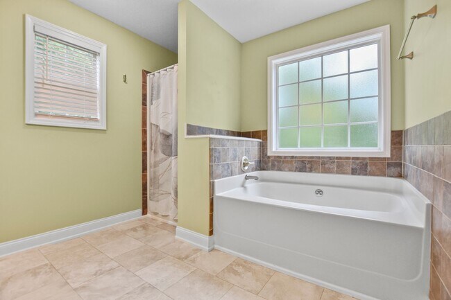Building Photo - Dog Friendly Three Bedroom with Bonus!