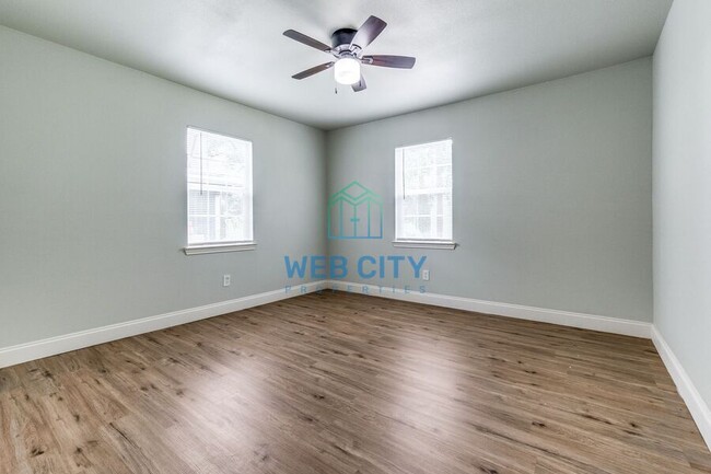 Building Photo - 405 Viaduct St