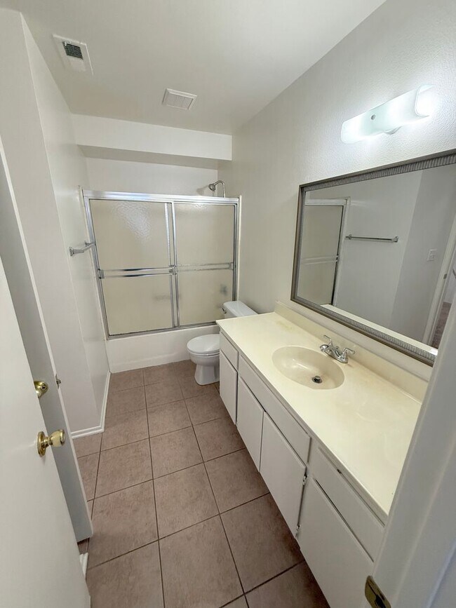 Building Photo - 2.5 Bed + 1.5 Bath + 2 Car Garage + Centra...
