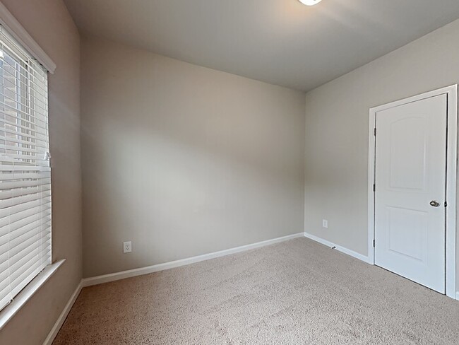 Building Photo - Now Leasing! Your New Home Awaits! 4BR Bea...