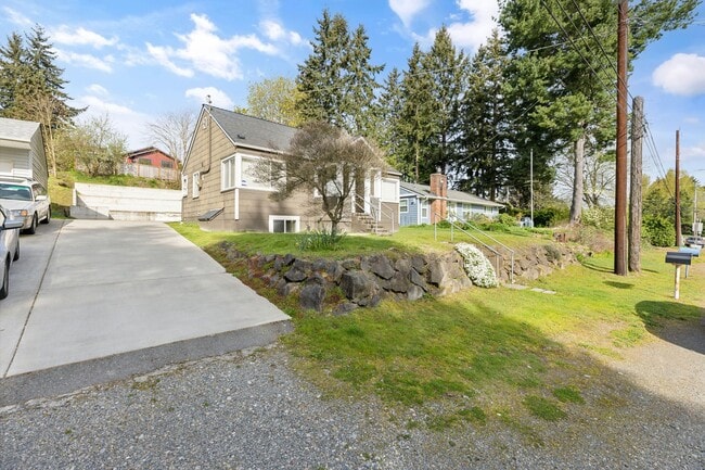 Building Photo - 10827 10th Ave SW