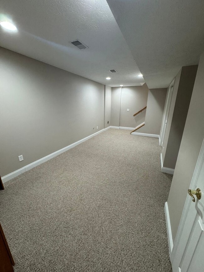 Building Photo - 2 Bed 2 full and 2 1/2 Bath- Imperial PA