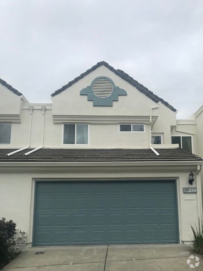 Building Photo - Gorgeous 3 bedroom 2.5 bath 2 story Townho...