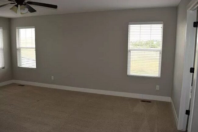 Building Photo - Spacious 3 Bedroom 2.5 Bathroom Home in Me...