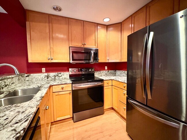 Building Photo - In town Kingston, walking distance to the Seattle and Edmonds ferry, main floor condo