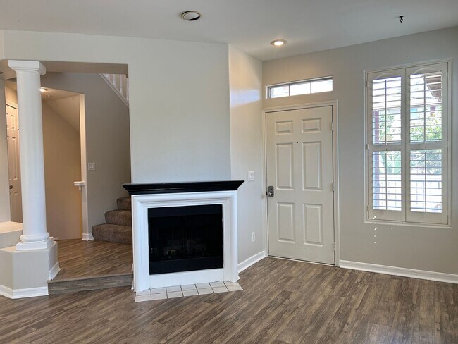 Building Photo - Updated 3 Bed/2.5 Bath Townhome in Gate Community in Anaheim