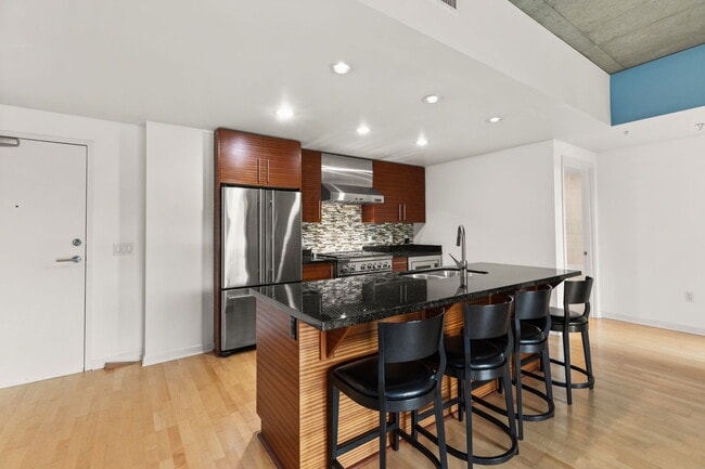 Building Photo - 1830 NW Riverscape St