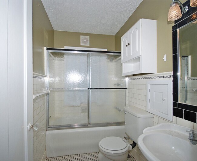 Building Photo - Pristine first floor unit!