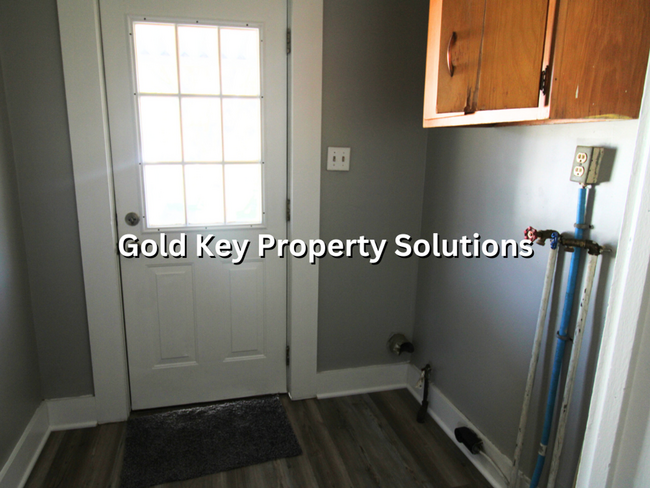 Building Photo - Beautifully Updated 2 BR 1 BA House with B...