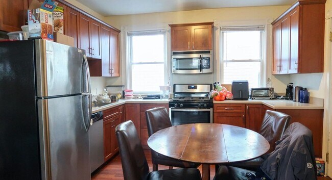 Building Photo - No brokers Fee, Eat-in Kitchen, Big Bedrooms, Laundry on a Site