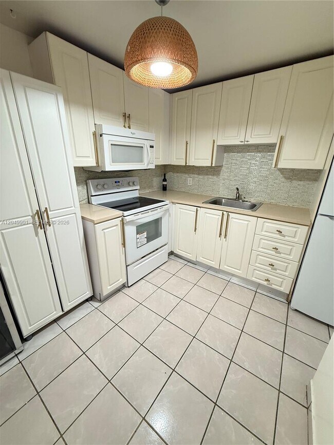 Building Photo - 2025 NE 164th St