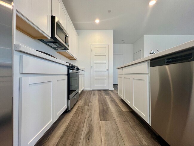 Building Photo - Stunning Newly Built 4-Bedroom, 3-Bathroom Home in Henderson