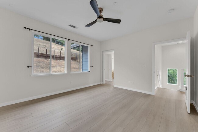 Building Photo - Gorgeous remodeled 3 bedroom, 3 full bathroom home for rent!