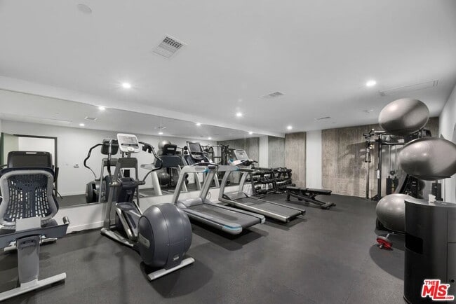 Building Photo - 829 Larrabee St