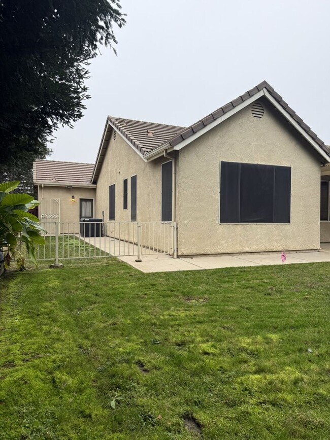 Building Photo - Polished and Chic 4/2 Available NOW!!