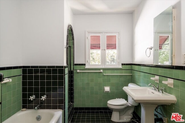 Building Photo - 2030 Laurel Canyon Blvd