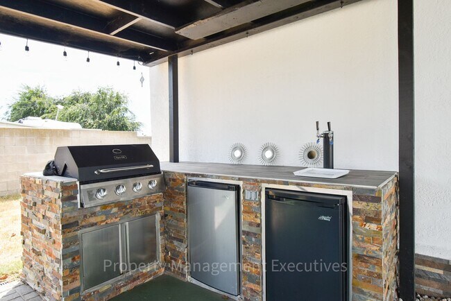 Building Photo - 3 Bedroom, 2 Bath House with Large Backyard