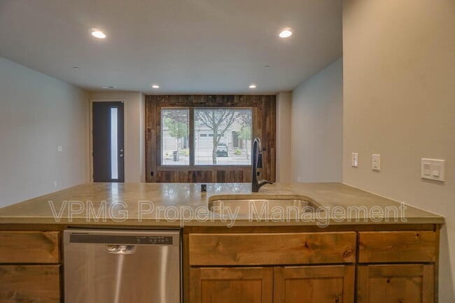 Building Photo - 137 N 44th Pl